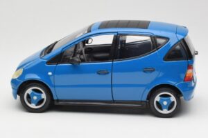 Mercedes A-Class W168 Világoskék Maisto 1:18 37800-M5 Fém – 4. kép a 8-ből