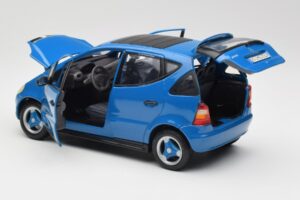 Mercedes A-Class W168 Világoskék Maisto 1:18 37800-M5 Fém – 5. kép a 8-ből