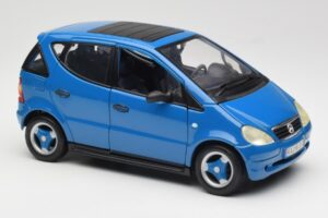 Mercedes A-Class W168 Világoskék Maisto 1:18 37800-M5 Fém – 6. kép a 8-ből