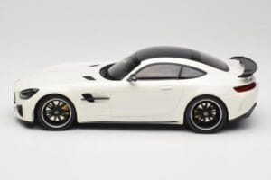 Mercedes AMG GT R C190 Fehér Metál Minichamps 1:18 155036028 Fém – 3. kép a 6-ből