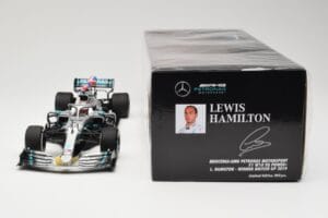 Mercedes AMG Petronas W10 #44 L. Hamilton Winner British GP 2019 Minichamps 1:18 110191044 Fém – 6. kép a 6-ből