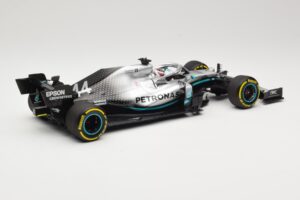 Mercedes AMG Petronas W10 #44 L. Hamilton F1 World Champion Dealer Edition 2019 Minichamps 1:18 B66960567 Fém – 2. kép a 7-ből