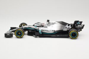 Mercedes AMG Petronas W10 #44 L. Hamilton F1 World Champion Dealer Edition 2019 Minichamps 1:18 B66960567 Fém – 3. kép a 7-ből