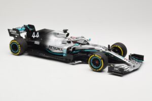 Mercedes AMG Petronas W10 #44 L. Hamilton F1 World Champion Dealer Edition 2019 Minichamps 1:18 B66960567 Fém – 4. kép a 7-ből