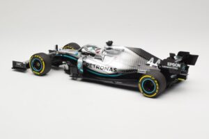Mercedes AMG Petronas W10 #44 L. Hamilton F1 World Champion Dealer Edition 2019 Minichamps 1:18 B66960567 Fém – 5. kép a 7-ből