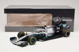 Mercedes AMG Petronas W10 #44 L. Hamilton F1 World Champion Dealer Edition 2019 Minichamps 1:18 B66960567 Fém – 7. kép a 7-ből