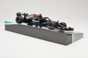 Mercedes AMG Petronas W12 E Performance #44 L. Hamilton Bahrain GP 2021 Minichamps 1:18 113210144 Fém – 4. kép a 6-ből