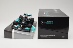 Mercedes AMG Petronas W12 E Performance #44 L. Hamilton Bahrain GP 2021 Minichamps 1:18 113210144 Fém – 6. kép a 6-ből