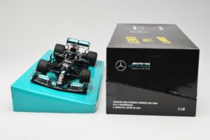Mercedes AMG Petronas W12 E Performance #44 L. Hamilton Russian GP 2021 Minichamps 1:18 113211544 Fém – 6. kép a 6-ből