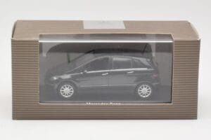 Mercedes B-Class W245 Cosmos Black Minichamps 1:43 B66962218 Fém – 4. kép a 4-ből