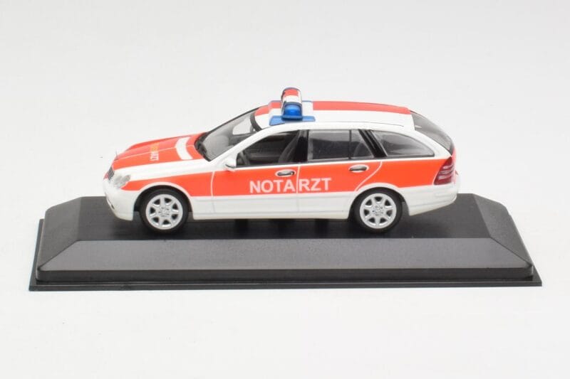 Mercedes C-Class S203 Notarzt Minichamps 1:43 Mercedes C-Class S203 Notarzt Minichamps 1:43 430030190 Fém