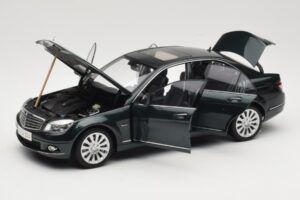 Mercedes C-Class W204 Avantgarde Sötétzöld AUTOart 1:18 B66962366 Fém – 3. kép a 8-ből