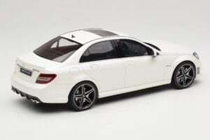 Mercedes C63 AMG W204 Diamond White GT Spirit 1:18 GT928 Gyanta – 2. kép a 6-ből