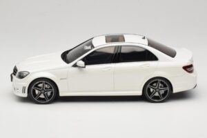 Mercedes C63 AMG W204 Diamond White GT Spirit 1:18 GT928 Gyanta – 3. kép a 6-ből