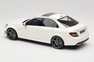 Mercedes C63 AMG W204 Diamond White GT Spirit 1:18 GT928 Gyanta – 5. kép a 6-ből