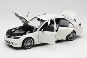 Mercedes AMG C63 W204 Fehér AUTOart 1:18 72674-R1 Fém – 2. kép a 8-ből