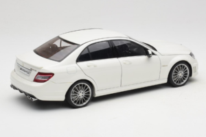 Mercedes AMG C63 W204 Fehér AUTOart 1:18 72674-R1 Fém – 3. kép a 8-ből