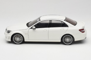 Mercedes AMG C63 W204 Fehér AUTOart 1:18 72674-R1 Fém – 4. kép a 8-ből