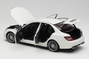 Mercedes AMG C63 W204 Fehér AUTOart 1:18 72674-R1 Fém – 5. kép a 8-ből