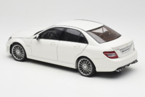 Mercedes AMG C63 W204 Fehér AUTOart 1:18 72674-R1 Fém – 7. kép a 8-ből