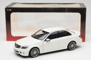 Mercedes AMG C63 W204 Fehér AUTOart 1:18 72674-R1 Fém – 8. kép a 8-ből
