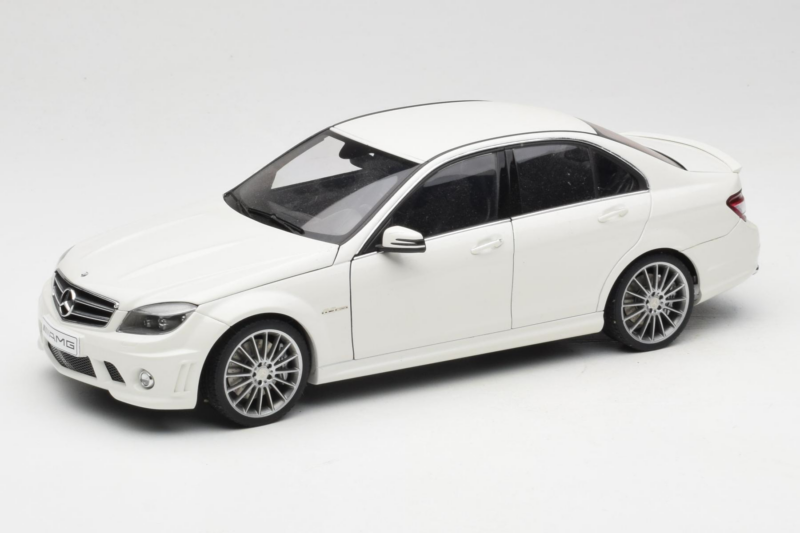 Mercedes AMG C63 W204 Fehér AUTOart 1:18 72674-R1 Fém