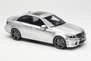 Mercedes C63 AMG W204 Ezüst GT Spirit 1:18 GT462 Gyanta – 4. kép a 6-ből