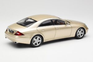 Mercedes CLS C219 Világos Bézs Arany Kyosho 1:18 08401LBE Fém – 3. kép a 8-ből