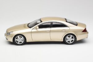 Mercedes CLS C219 Világos Bézs Arany Kyosho 1:18 08401LBE Fém – 4. kép a 8-ből