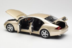 Mercedes CLS C219 Világos Bézs Arany Kyosho 1:18 08401LBE Fém – 5. kép a 8-ből