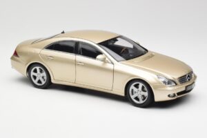 Mercedes CLS C219 Világos Bézs Arany Kyosho 1:18 08401LBE Fém – 6. kép a 8-ből