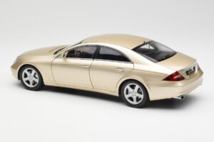 Mercedes CLS C219 Világos Bézs Arany Kyosho 1:18 08401LBE Fém – 7. kép a 8-ből
