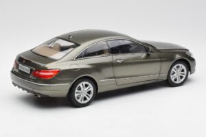 Mercedes E-Class Coupe C207 Titanite Szürke Metál Minichamps 1:18 B66962419 Fém – 3. kép a 8-ből