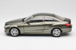 Mercedes E-Class Coupe C207 Titanite Szürke Metál Minichamps 1:18 B66962419 Fém – 4. kép a 8-ből