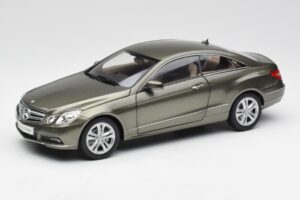 Mercedes E-Class Coupe C207 Titanite Szürke Metál Minichamps 1:18 B66962419 Fém