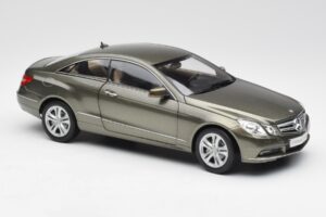 Mercedes E-Class Coupe C207 Titanite Szürke Metál Minichamps 1:18 B66962419 Fém – 6. kép a 8-ből