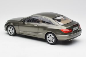Mercedes E-Class Coupe C207 Titanite Szürke Metál Minichamps 1:18 B66962419 Fém – 7. kép a 8-ből