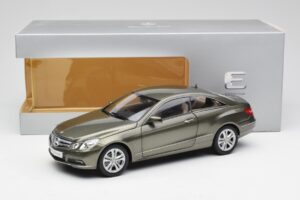 Mercedes E-Class Coupe C207 Titanite Szürke Metál Minichamps 1:18 B66962419 Fém – 8. kép a 8-ből