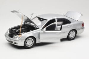 Mercedes E-Class W211 Ezüst Kyosho 1:18 B66962146 Fém – 2. kép a 8-ből