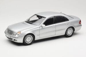 Mercedes E-Class W211 Ezüst Kyosho 1:18 B66962146 Fém