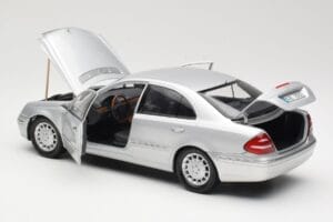 Mercedes E-Class W211 Ezüst Kyosho 1:18 B66962146 Fém – 5. kép a 8-ből