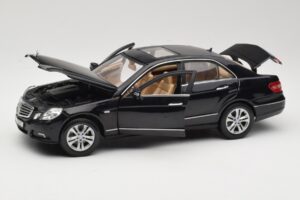 Mercedes E-Class W211 Fekete Maisto 1:18 31172 Fém – 2. kép a 8-ből