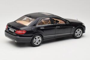 Mercedes E-Class W211 Fekete Maisto 1:18 31172 Fém – 3. kép a 8-ből
