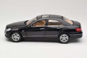 Mercedes E-Class W211 Fekete Maisto 1:18 31172 Fém – 4. kép a 8-ből