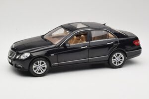 Mercedes E-Class W211 Fekete Maisto 1:18 31172 Fém