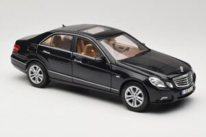Mercedes E-Class W211 Fekete Maisto 1:18 31172 Fém – 6. kép a 8-ből