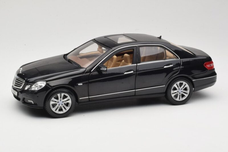 Mercedes E-Class W211 Fekete Maisto 1:18 31172 Fém