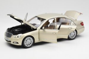 Mercedes E-Class W212 Elegance Pearl Beige Metál Minichamps 1:18 B66960215 Fém – 2. kép a 8-ből