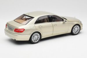 Mercedes E-Class W212 Elegance Pearl Beige Metál Minichamps 1:18 B66960215 Fém – 3. kép a 8-ből
