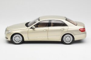 Mercedes E-Class W212 Elegance Pearl Beige Metál Minichamps 1:18 B66960215 Fém – 4. kép a 8-ből